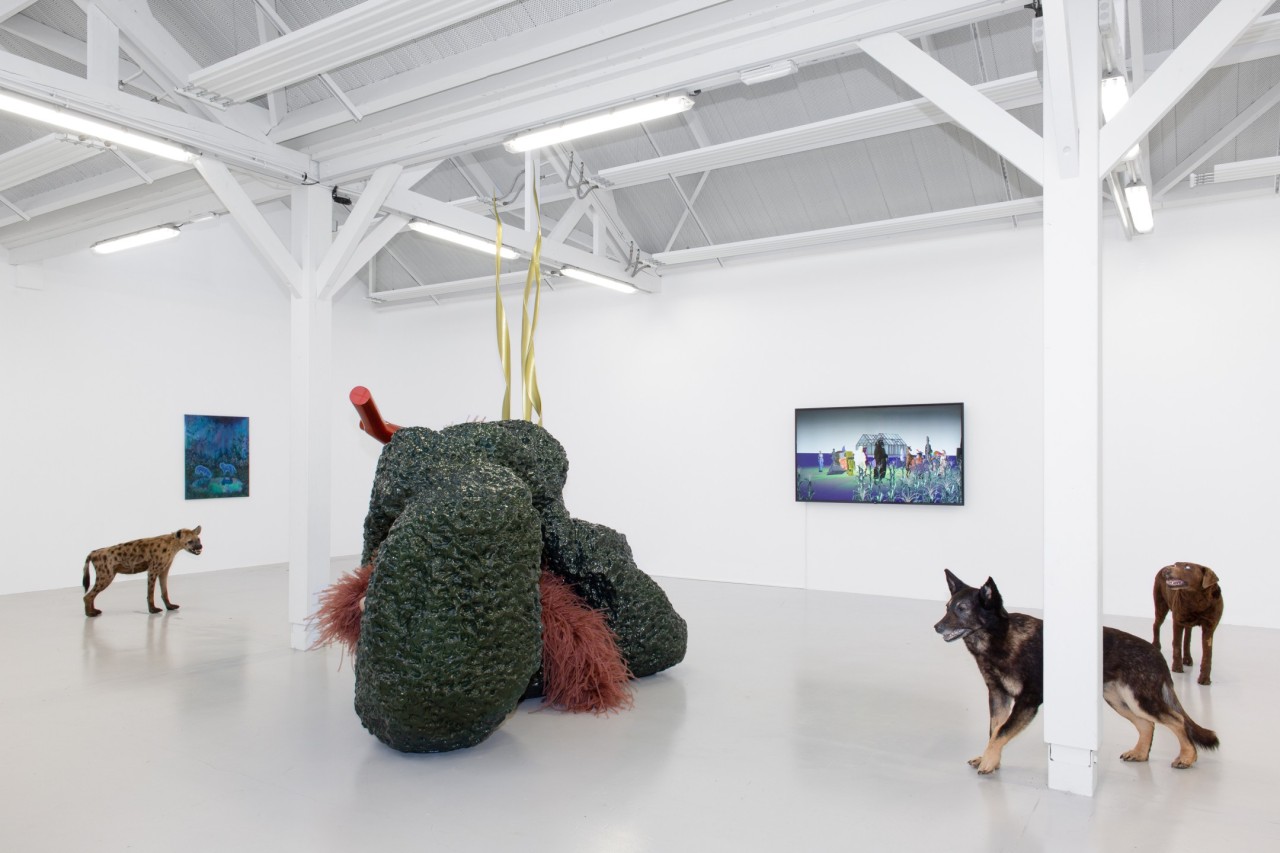 Bertille Bak, Clédat & Petitpierre, Bertrand Dezoteux, Nicolas Milhé, Maël Nozahic, Jean-Marie Perdrix, Luiz Roque, Darielle Tillon, Marie Voignier, Animalia ou la vie fantasmée des animaux, 2022, vue de l’exposition. Commissariat : 40mcube. Photo : Margot Montigny.