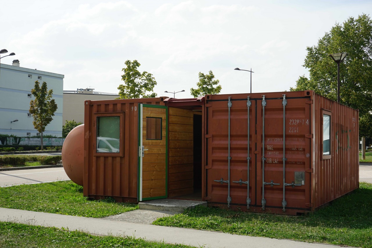 DCA - centre d'art - Vue de l’Edutainer de l’Atelier Van Lieshout, espace de médiation et de résidence situé sur le parvis du CAC Brétigny, 2020. Photo: Équipe CAC Brétigny