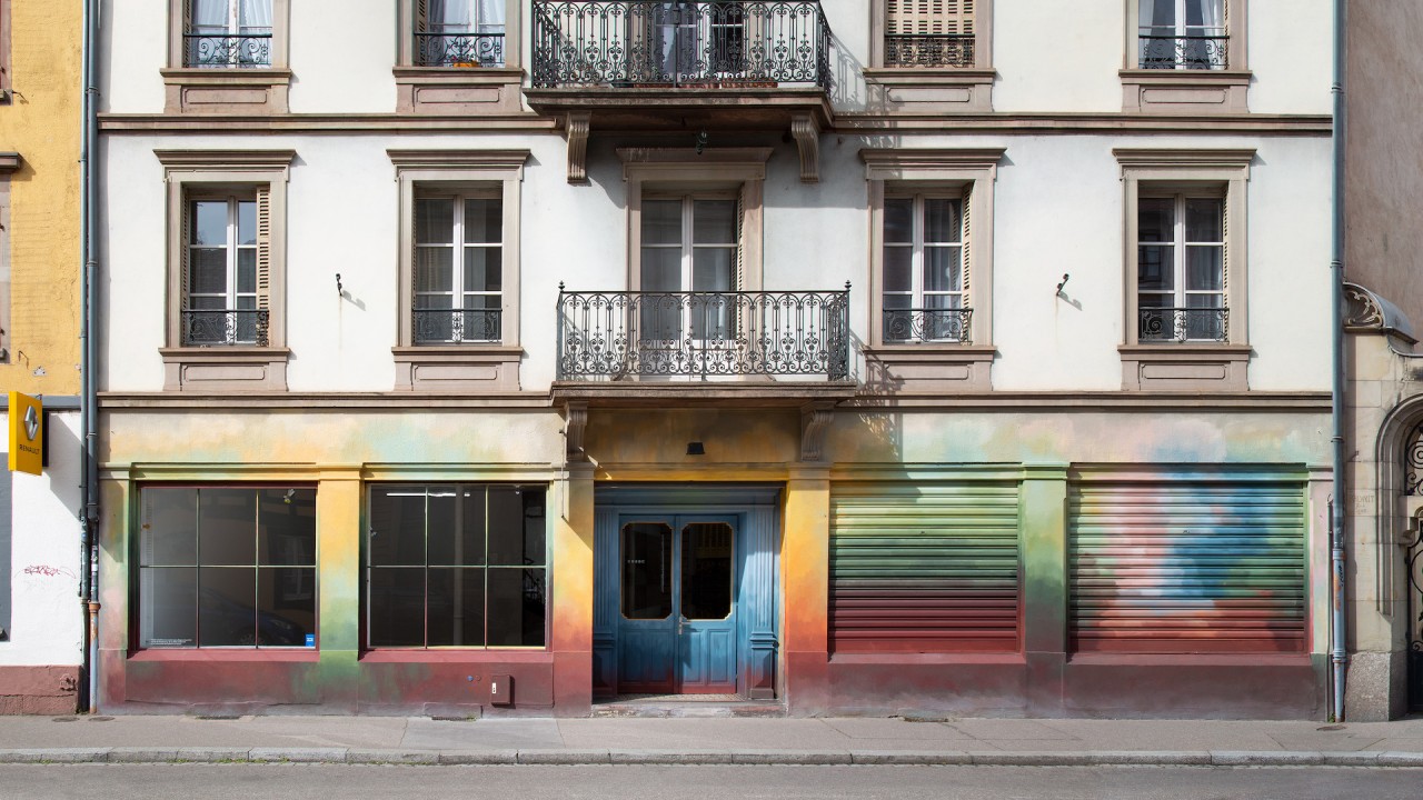 DCA - centre d'art - CEAAC, vue extérieure de la façade avec l’œuvre in situ de Flora Moscovici, peinture acrylique, 2022. Photo : Émilie Vialet.