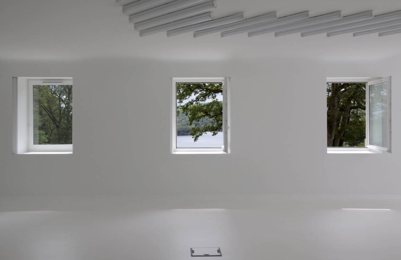DCA - centre d'art - Le Château, résidence de recherche et de création sur l’île de Vassivière, CIAP Vassivière. Berger&Berger et BuildingBuilding architectes, 2012.
