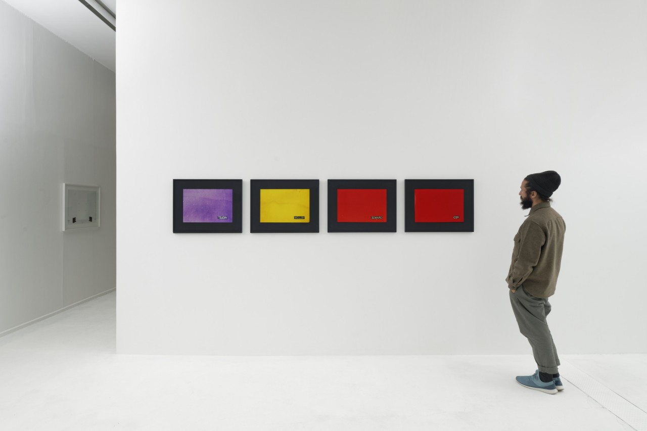 DCA - centre d'art - Vue de l’exposition collective « La Photographie à l'épreuve de l'abstraction », présentée au CPIF en 2020 - 2021 - Evariste Richer, « You Burn », 2012, courtesy de l’artiste et de la Galerie Meessen De Clerq, Bruxelles Tirages cibachromes, 4 (65 x 75 cm)