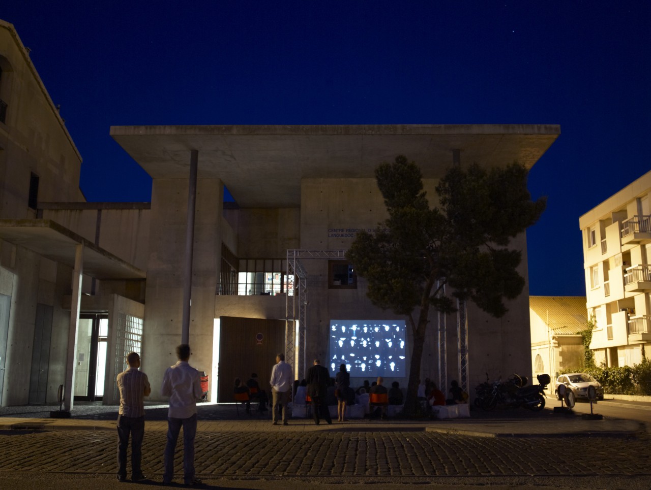 DCA - centre d'art - Vue de la façade du Centre Régional d’Art Contemporain Occitanie, projection présentée dans le cadre de l’exposition « La première image », 2009. Photo : Marc Domage/ CRAC Occitanie.