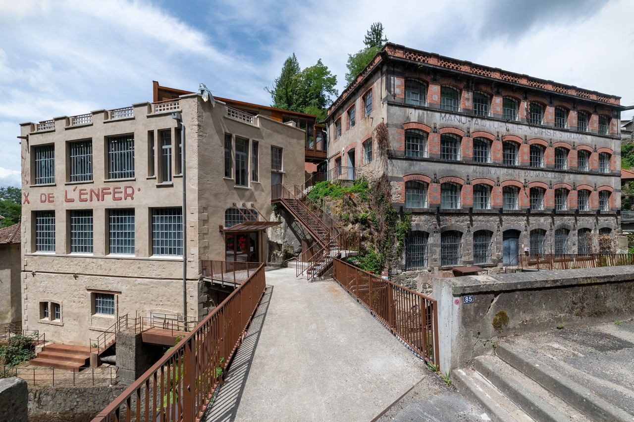 Les deux bâtiments du centre d'art du Creux de l'Enfer