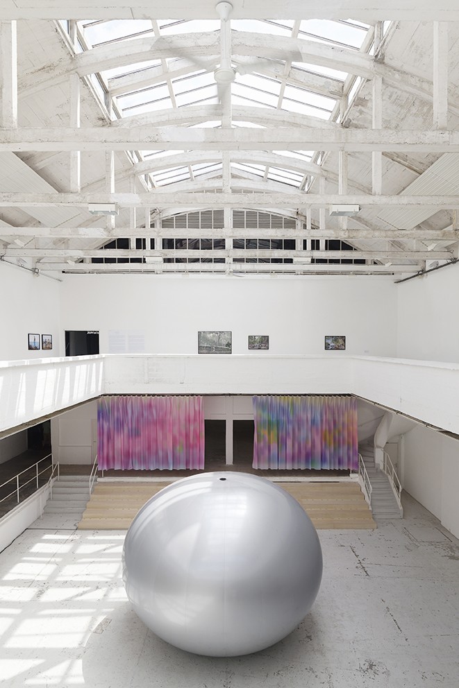 DCA - centre d'art - Vue des expositions. Le Prix Marcel Duchamp | Une séparation & Grande Terre de Laura Henno. Passerelle Centre d'art contemporain, Brest. Photo : Aurélien Mole.
