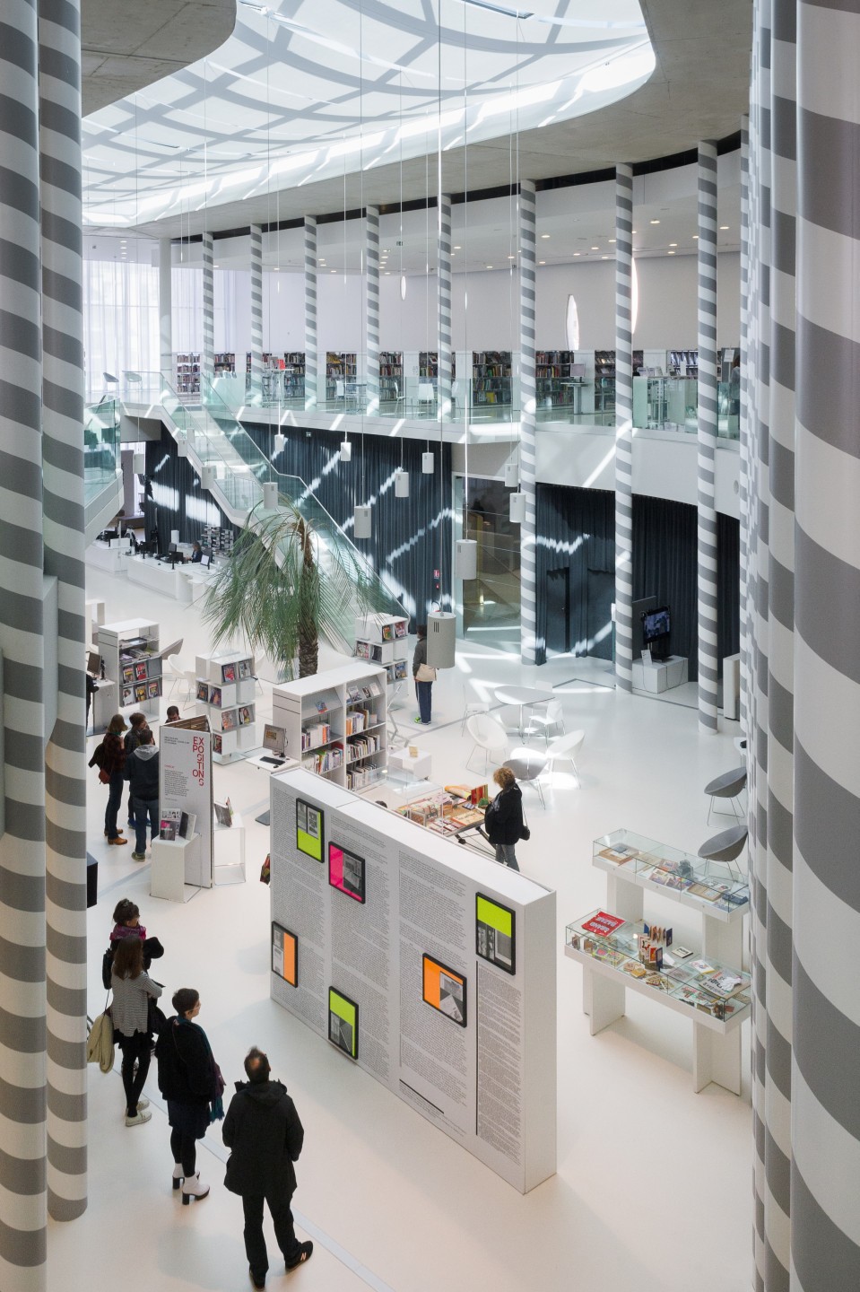 DCA - centre d'art - Atrium du Pavillon blanc Henri Molina et vue de l’exposition Le livre s’expose, studio Syndicat, 2014.