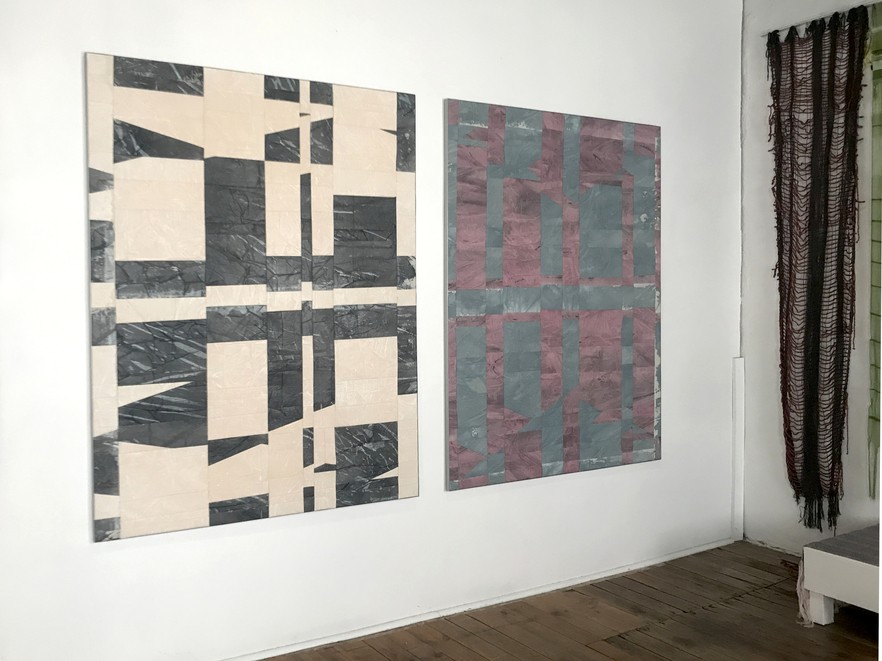 Deux tableaux côte à côte, l'un beige et noir, l'autre rouge et gris