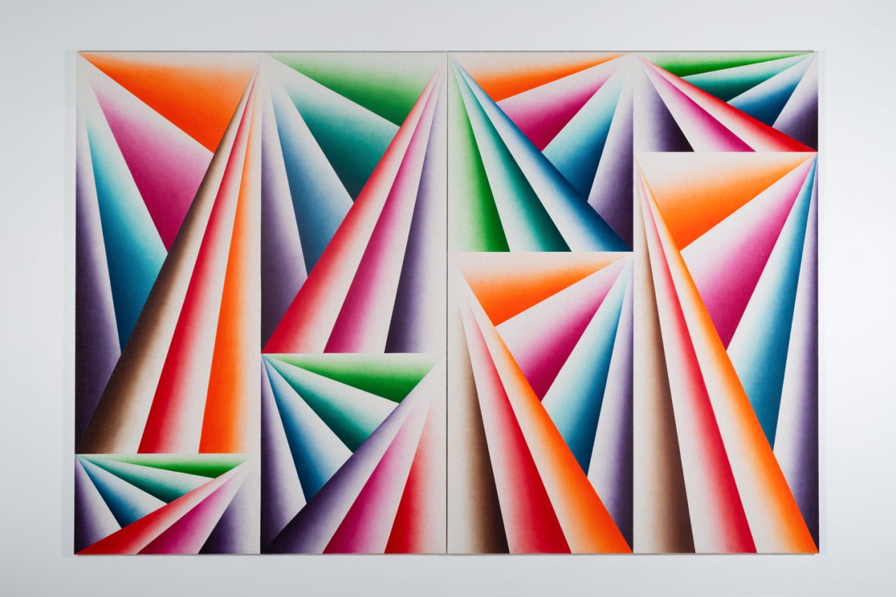 L'oeuvre est une encre sur toile de 250 centimètres de haut pour 370 centimètres de large. Nous pouvons y voir des formes géaométriques triangluaires colorées.