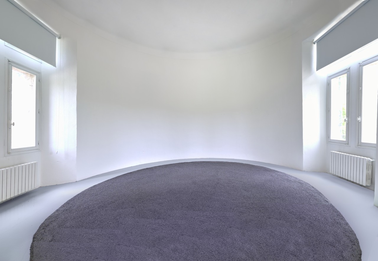 herman de vries, 108 livres de la fleur de lavande, 1991/2024. 108 livres de fleurs de lavande séchées - diamètre : 4m50. Collection herman and susanne de vries. Production Espace de l’Art Concret