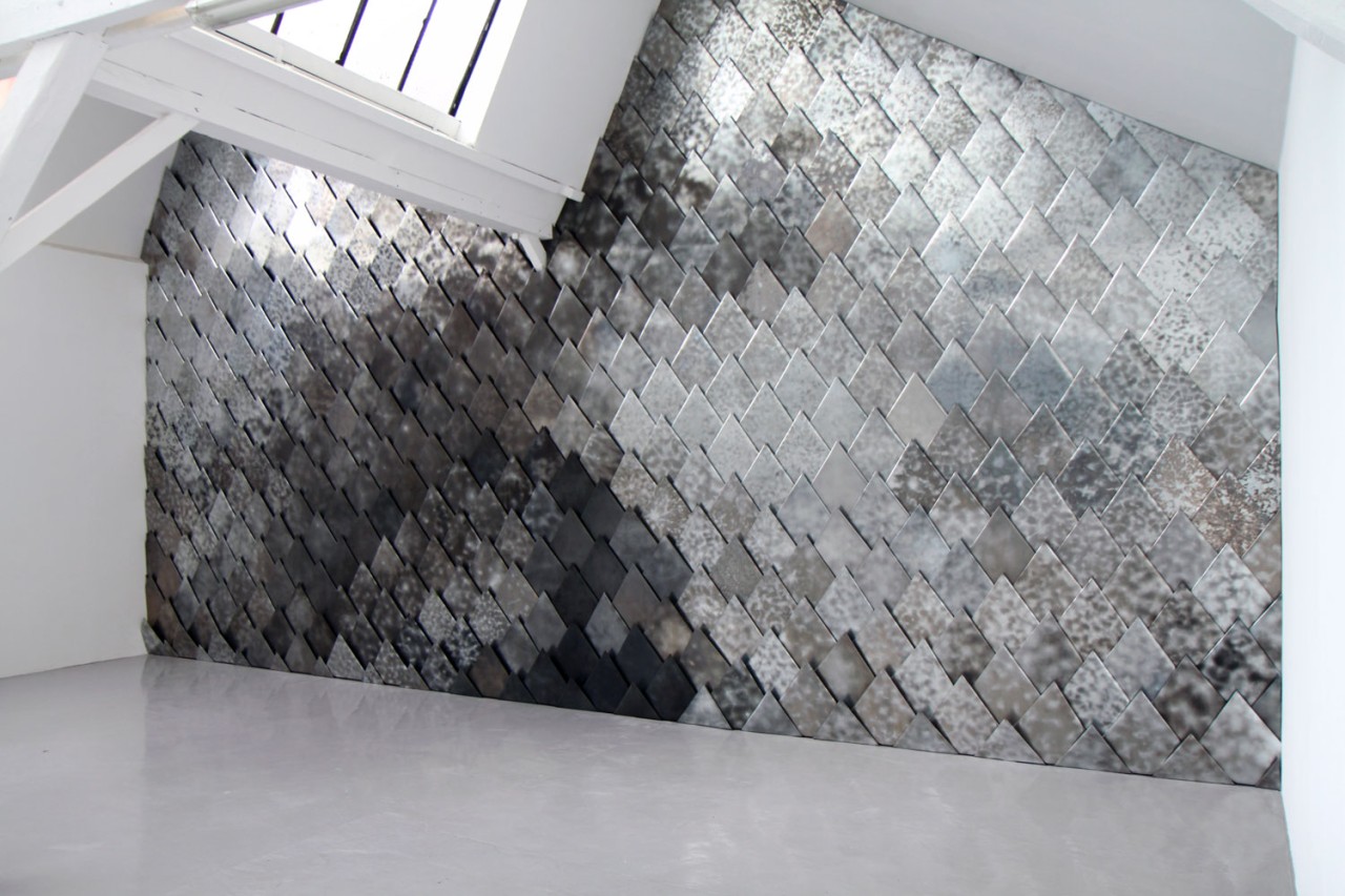 Wall covered with zinc in the shape of a scale