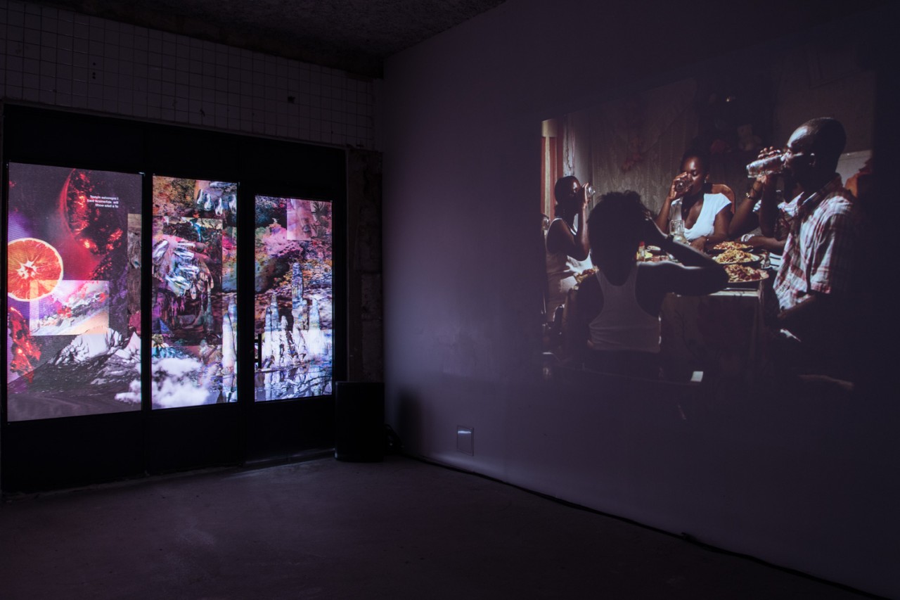Josèfa Ntjam, Alchimical Tract, 2019 (gauche) et Shirley Bruno, Tezen, 2017 (droite), vue d'exposition "Up in the clouds, qui dit bleu ?", Triangle France - Astérides chez Bastide Projects, Marseille