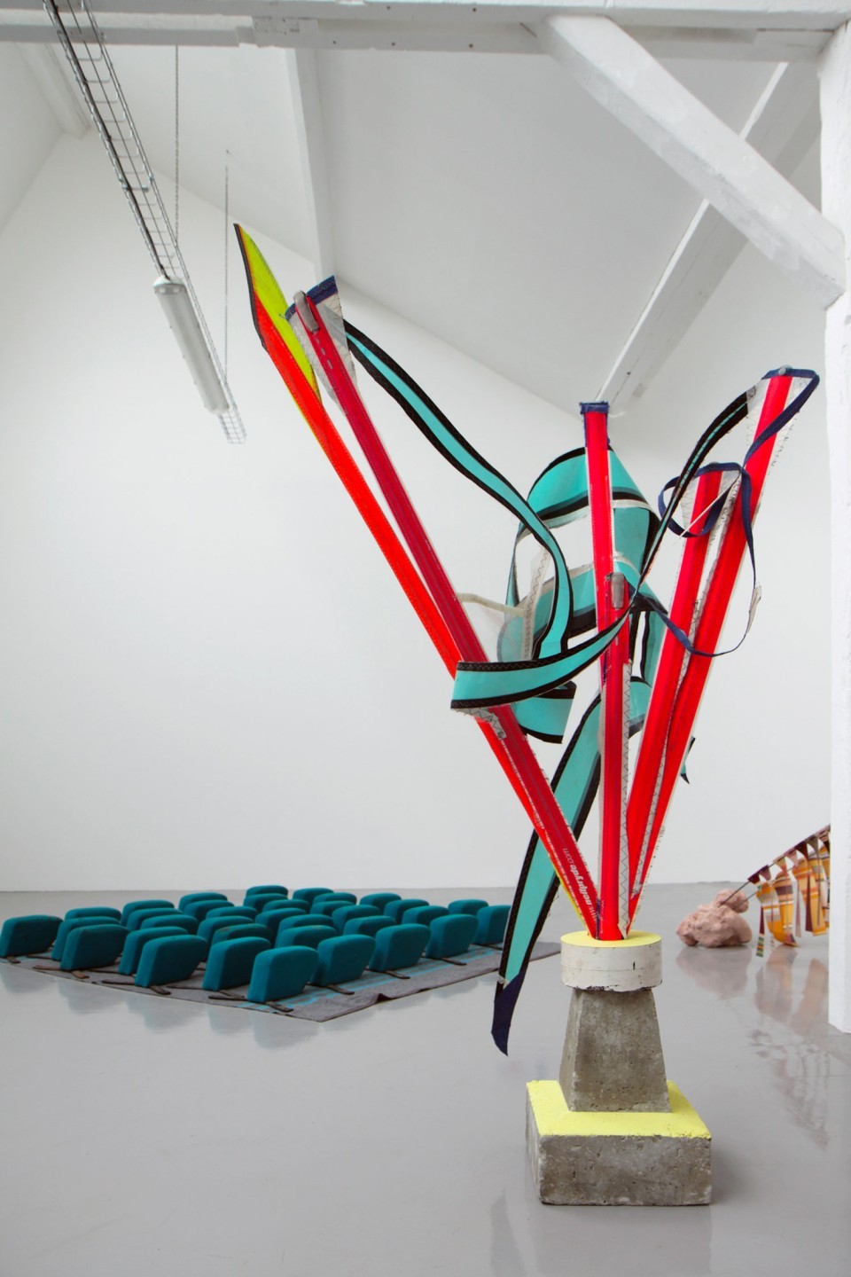 Sculpture en voile, bois et béton
