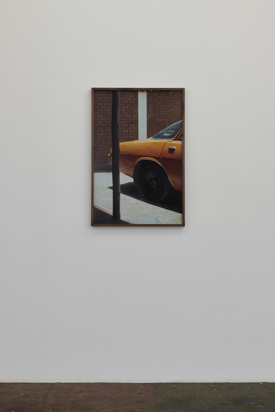 Photographie argentique prise après une nuit de guérison, comme un retour à la réalité, capture l'arrière d'une Ford Mustang, "objet de culte" du guérisseur
