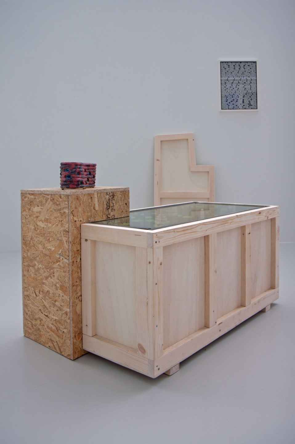 L'oeuvre est une installation constituté de caisses en bois s'emboitant.