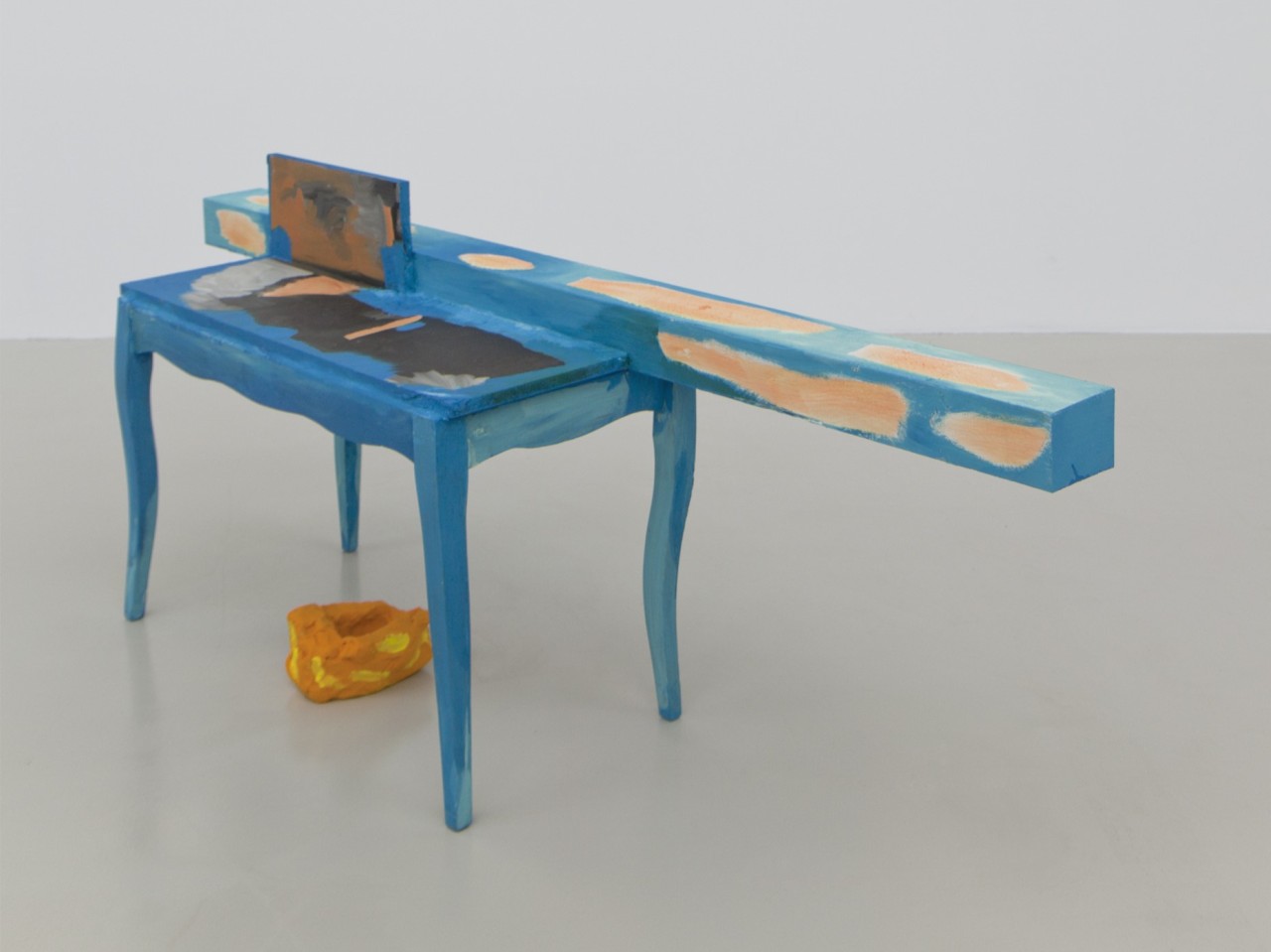 L'oeuvre est une installation composée d'un banc en bois auquel est accroché une planche. Le tout est grossièrement peint en bleu.