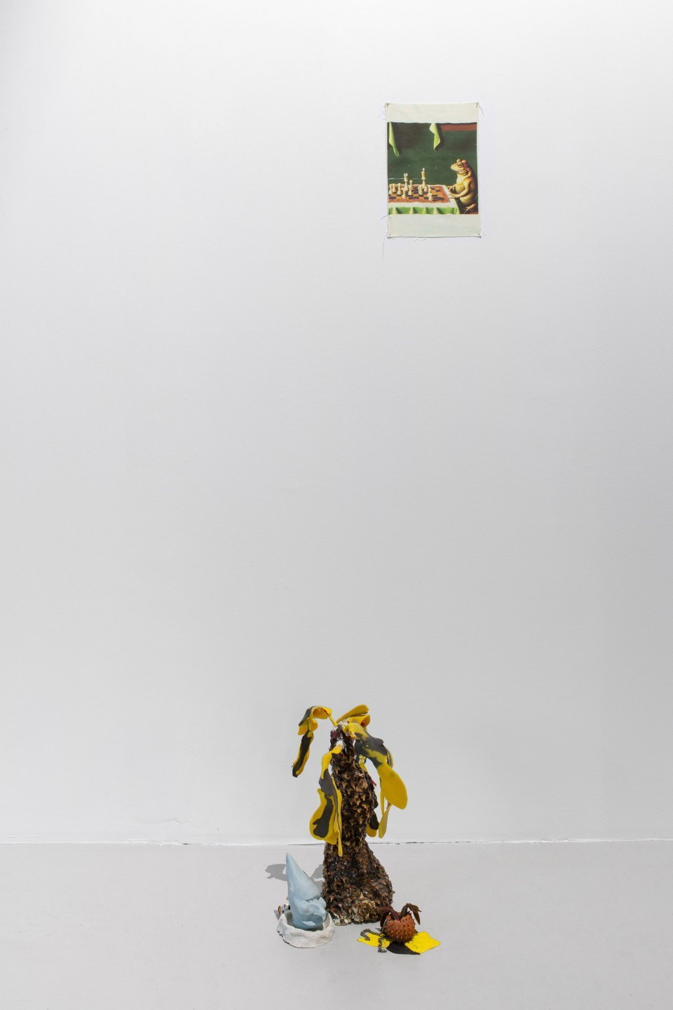 L'oeuvre est constitué d'une scuplture et d'une impréssion numérique. La scuplture est composé de plâtre, de terre, de morceaux d’ananas, de latex coloré, de leurres de pêche, de chaînette et d'un jouet pour chien mâchouillé. La scupture à la forme d'un arbre accompagné d'une statue à visage humain et d'un pot dans lequel sont disposés les leurres. L'impréssion sur tissu montre une grenouille jouant aux échecs.
