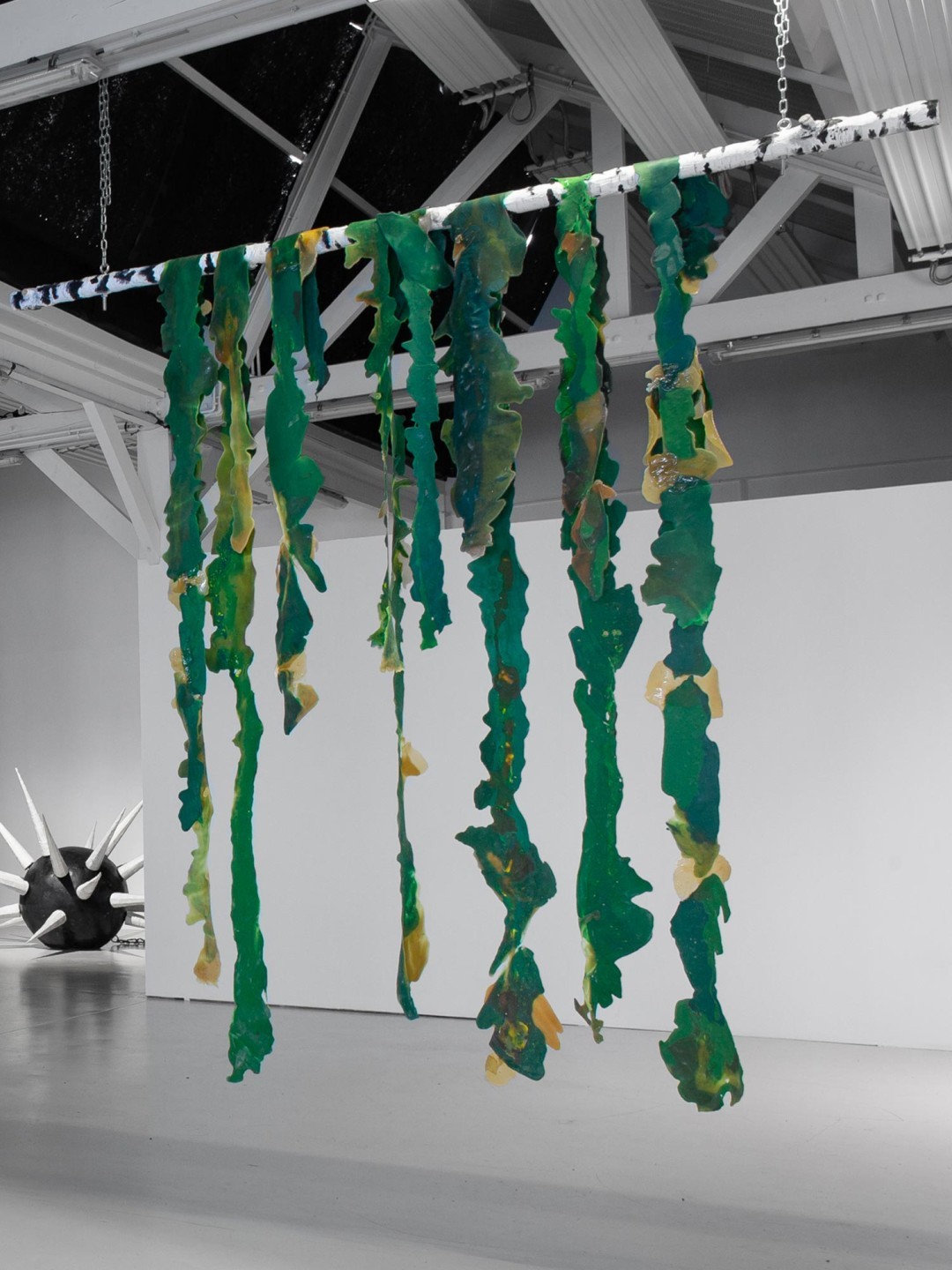 L'oeuvre est composé d'une fausse branche de boulot, faite avec du plâtre, accroché au plafond. Des feuilles semblables à de longues algues, faits avec du latex coloré, y sont suspendus.