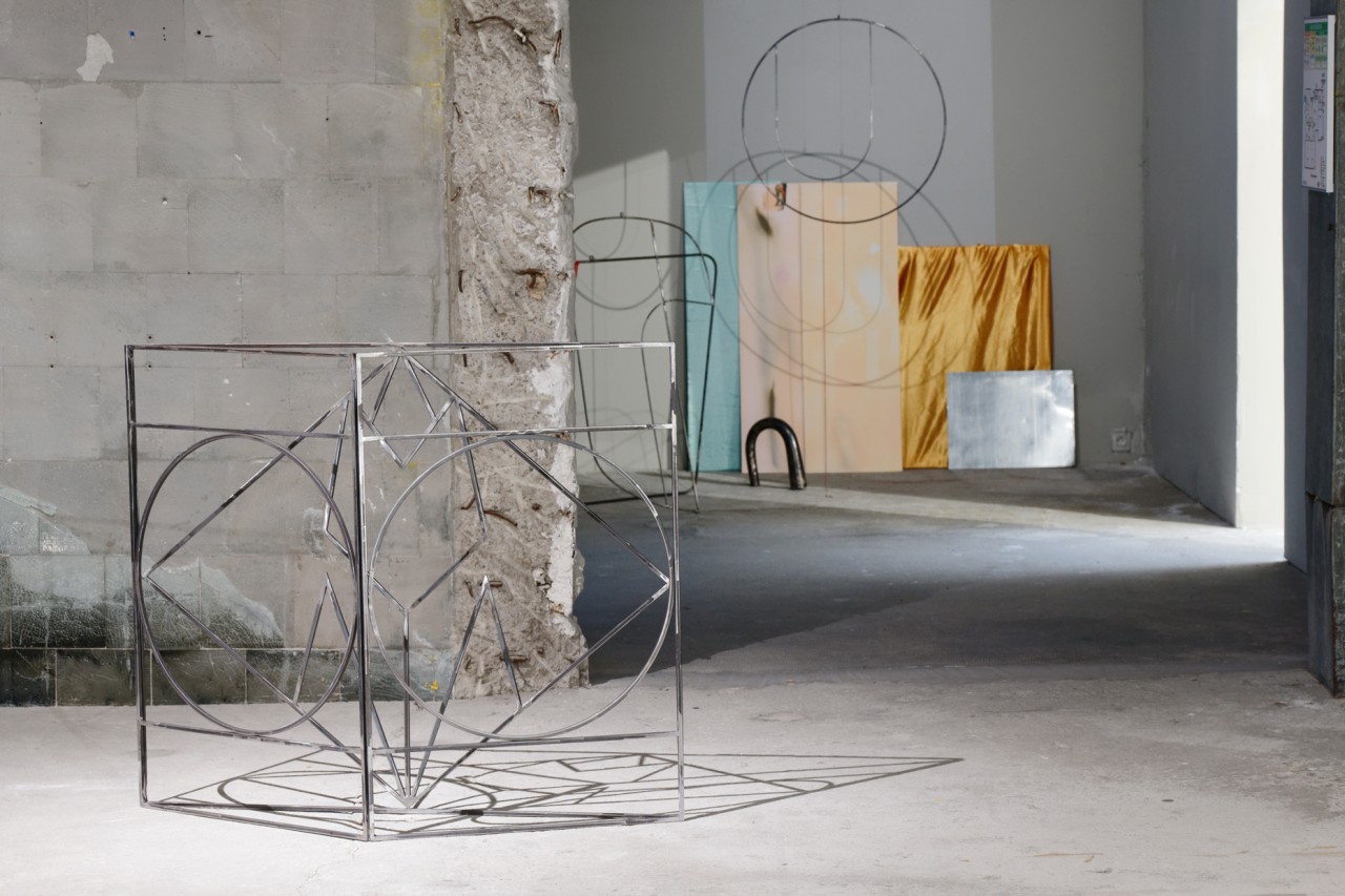 Cette sculpture fait écho à la série de peinture. C’est une histoire de symétrie et de reflet, comme une transposition en trois dimensions de la femme qui se contemple dans le miroir.