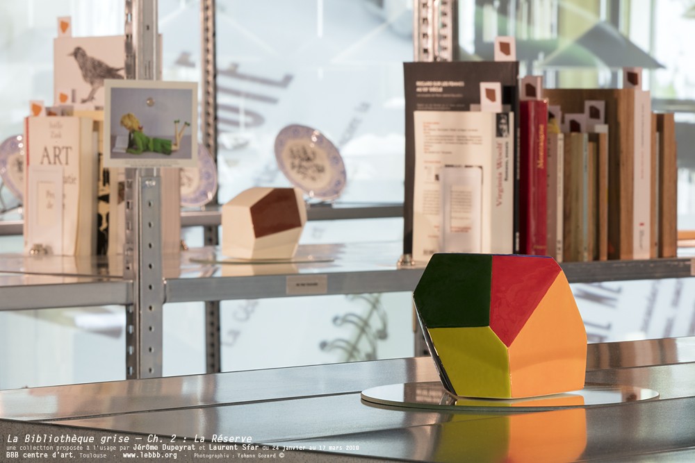 Sandra Foltz, Caillou, 2017-2018. Vue de « La Bibliothèque Grise - Ch : 2 La Réserve », une collection proposée à l'usage par Jérôme Dupeyrat et Larent Sfar, BBB centre d'art, 2018.