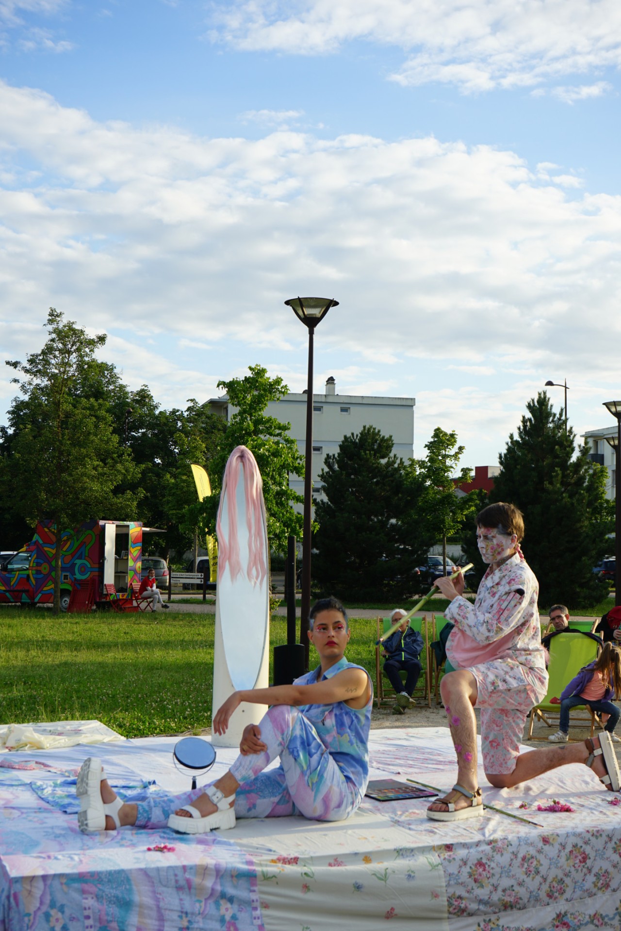 Vinciane Mandrin et Nino André, « Cabaret quelconque », 2021, production CAC Brétigny, vue de la performance.