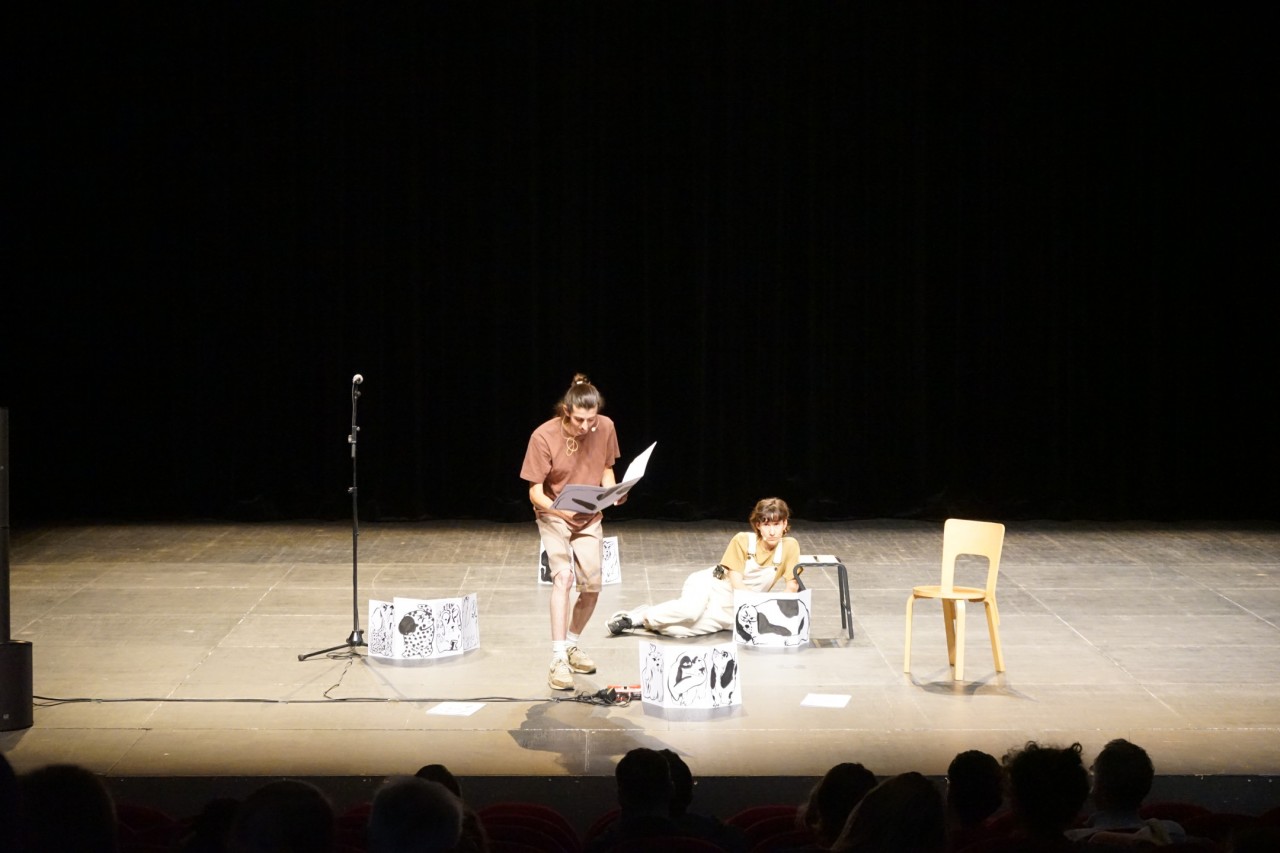 Zoé Philibert et Théo Hillion, « Caramel », 2021, production CAC Brétigny, vue de la performance.