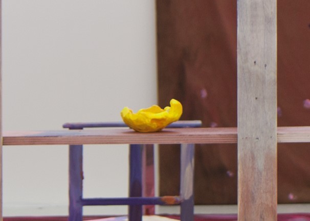 L'oeuvre est un cendrier jaune en argile aux formes grotesques.