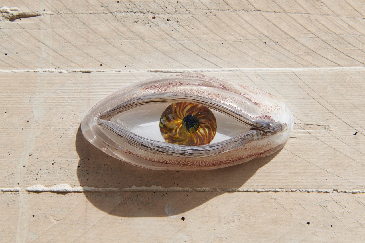 Œil en verre massif sculpté à chaud : vue de détail de l’installation de Mathilde Rosier sur la façade du Centre de conservation et de ressources du Mucem.