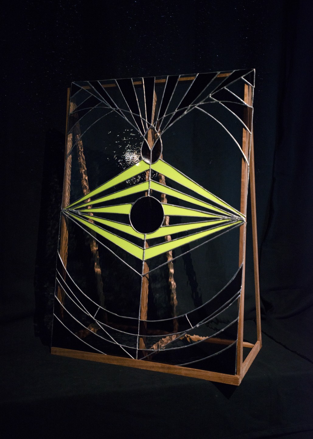Vitrail oeil sur socle en bois