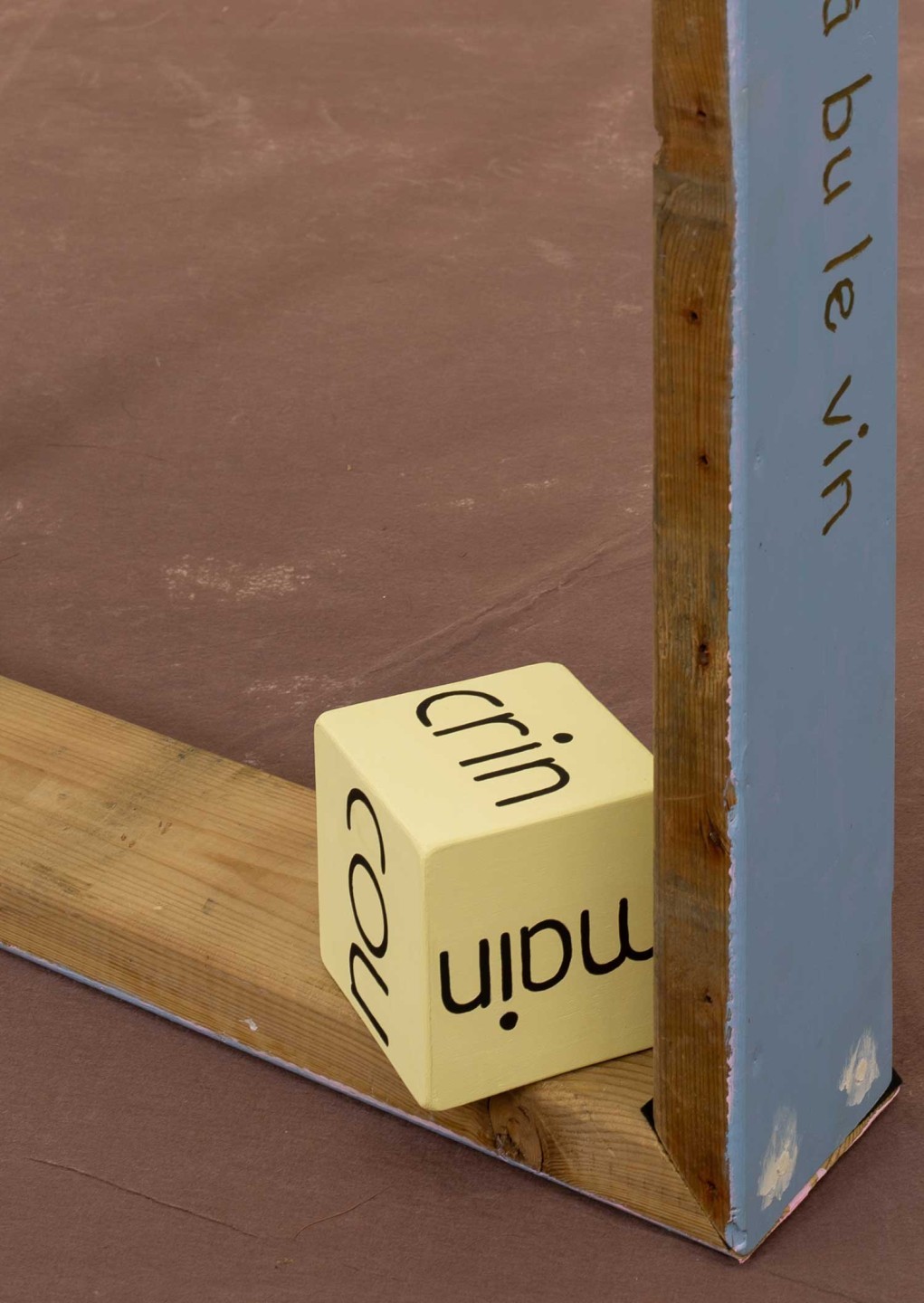 L'oeuvre est un cube jaune de 12 centimetres de longeur, de largeur, et de hauteur. c'est une peinture acrylique sur bois contreplaqué où un mot est écrit en noir sur chaque face.