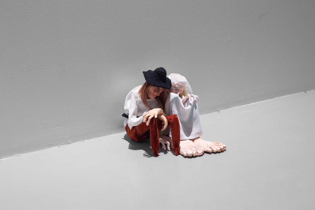 L'oeuvre est composé de deux sculptures de Tristan et Iseux, assis contre le mur. Elle fait 24 centimètres de haut. les formes sont grossières et les parties du corps sont disproportionnelles.