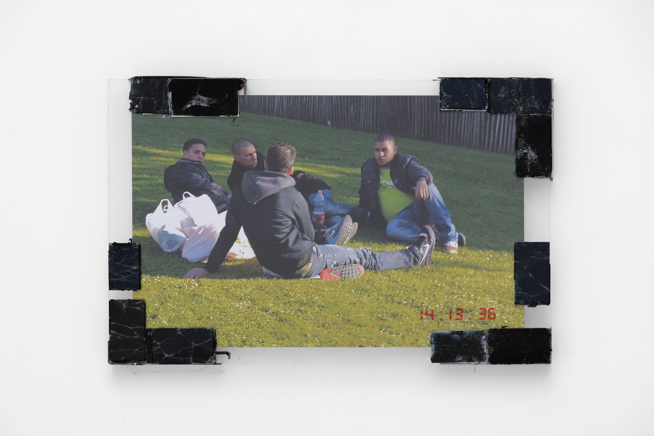 L’artiste réalise également d’autres œuvres avec cette thématique de l’urbanité. à travers l’une de ses œuvres intitulée Déjeuner sur l’herbe,elle reprend le tableau d’Édouard Manet, peintre impressionniste du 19e siècle, en photographiant un groupe d’homme déjeunant sur l’herbe à Paris. Anna Solal réinvente ici l’Histoire de l’art en l’inscrivant dans le contexte contemporain. Elle crée également un nouveau cadre, élément primordial de l’œuvre d’art dans un contexte muséal, en assemblant des éléments du quotidien, ici des smartphones brisés.