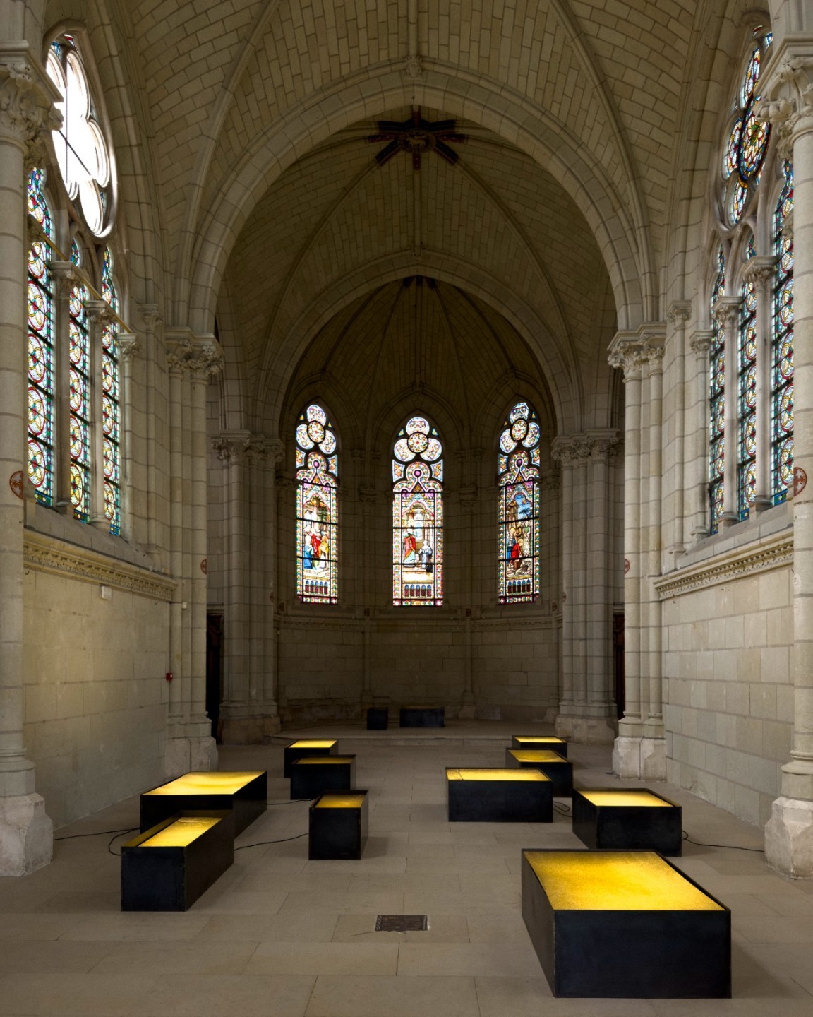 13 fragments qui ressemblent à des boites noir en métal. Elles sont rétro éclairée, d'une lumière jaune. Au dessus de ces boîtes se trouvent des peaux d'algues tendues.