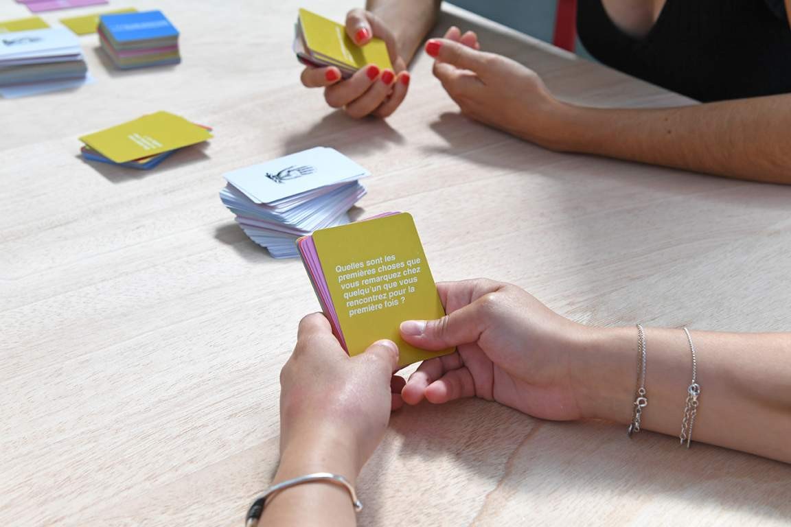 Clémence de Montgolfier, «Eux» et «nous»: ce qui nous rassemble, ce qui nous sépare (Jeux de cartes), 2019