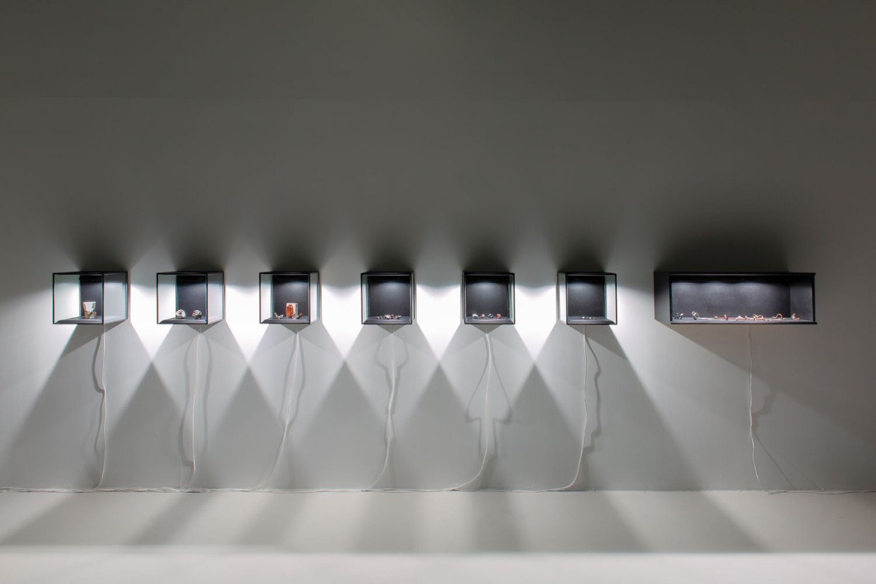 Vitrines contenant des Fulgurites (pierres réalisées à l’aide des différents prototypes de four à micro-ondes MW6400, MW8700, MW7200 et MW3200A) retraçant la genèse des projets Metatron et Nix, des premiers tests aux bijoux en passant par les pierres taillées.