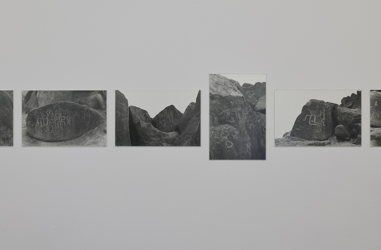 Ensemble de 31 photographies argentiques prisent sur le site de Huancor, au moment où pétroglyphes apparaissent à la lumière rasante