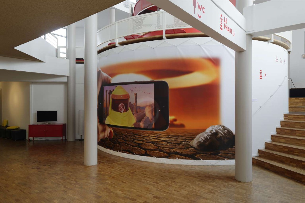 Tony Regazzoni, Instadeath, 2017. Production CAC Brétigny—Théâtre Brétigny. Photo: © Aurélien Mole. Impression numérique sur bâche PVC microperforée, sandows, crochets métalliques, 640 x 300 cm.
