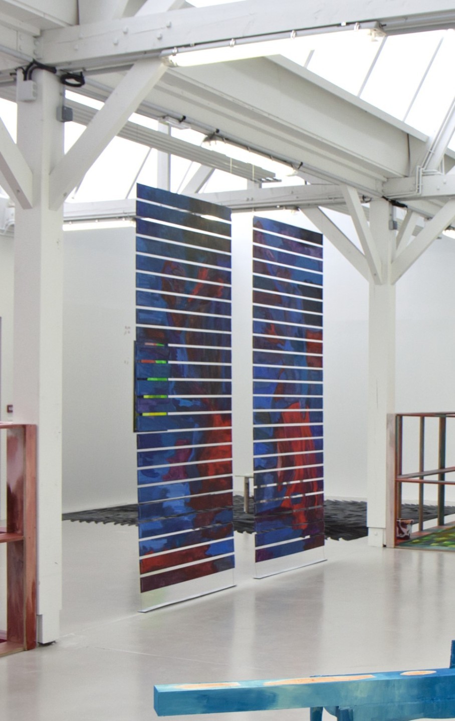 L'oeuvre est composée de deux installations similaires. Chaque installation est composée de lame de bois horizontales, alignées verticalement et suspendues au plafond, sur lesquels sont peinte une grande acrylique aux formes rouges et bleues.