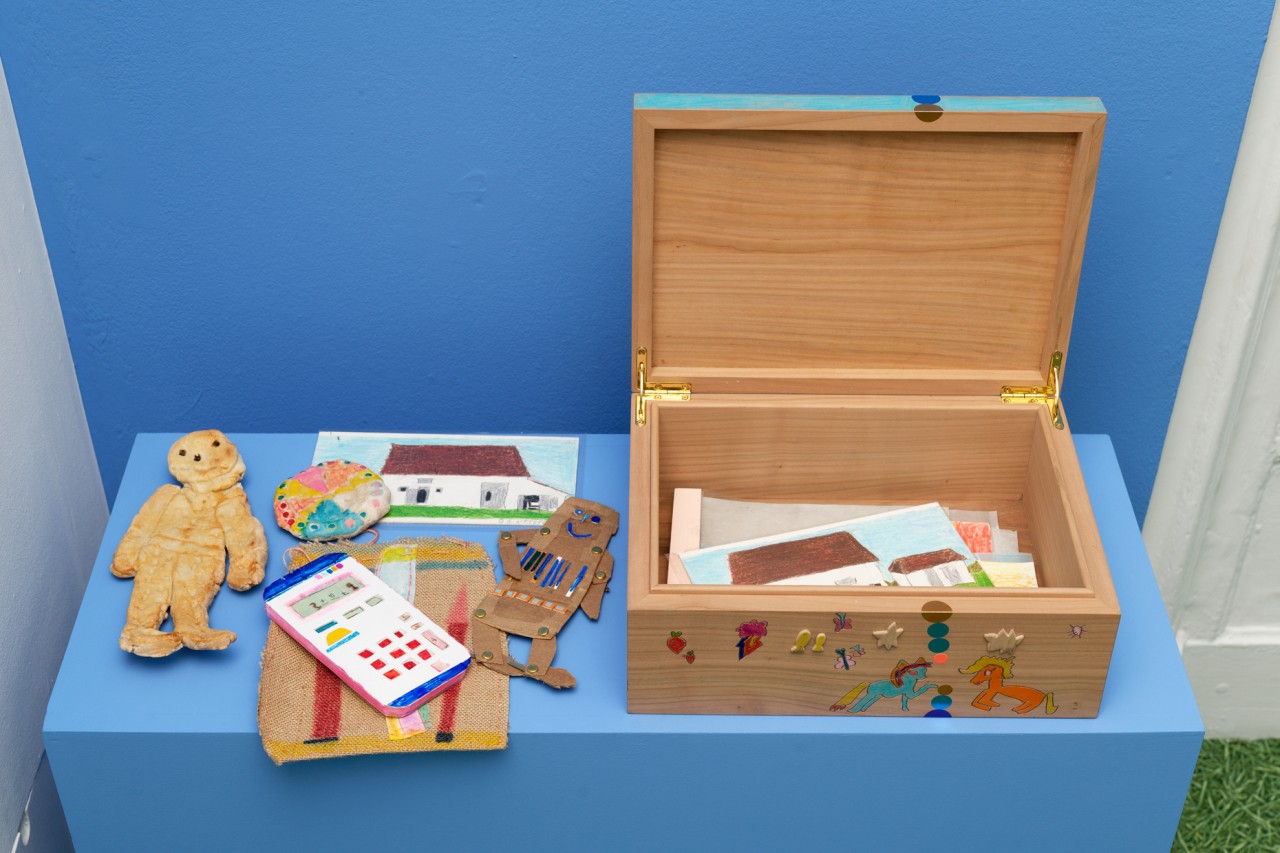 Boite en bois gommettes crayon de couleur