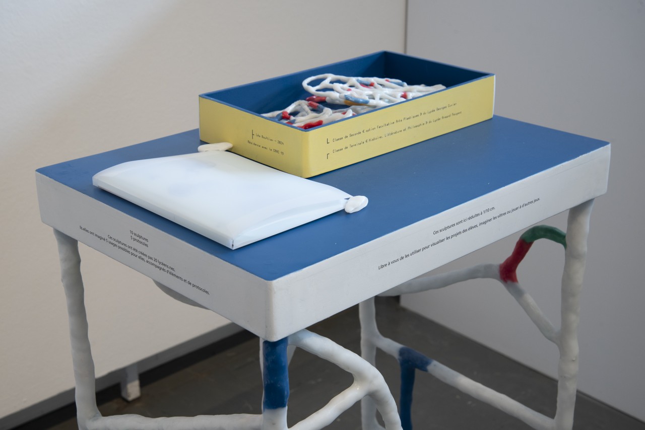 Une boîte avec des petits objets à manipuler est disposer une table