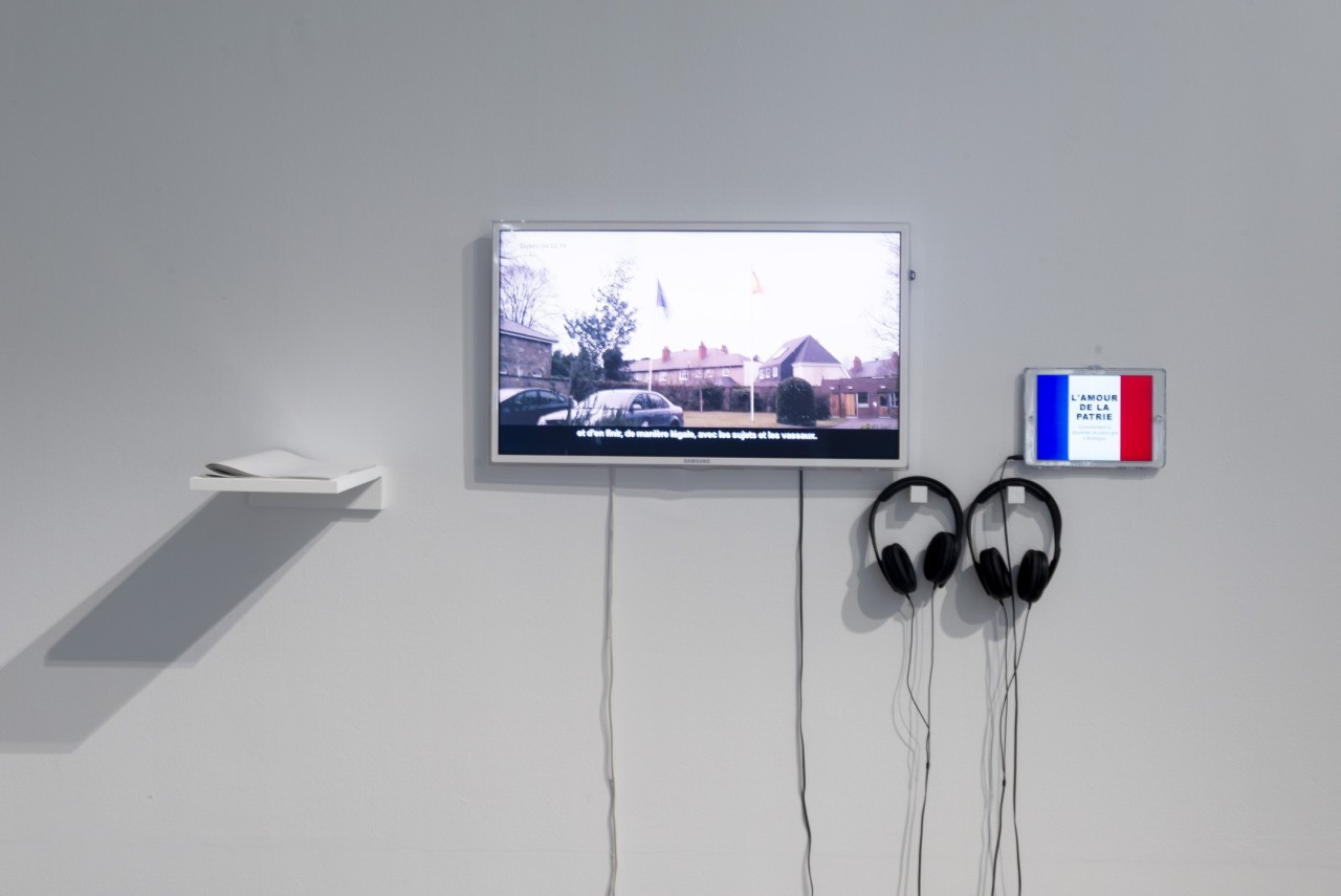 Núria Güell, L’Amour de la patrie (Complément à Apatride de plein gré à Brétigny-sur-Orge), 2018