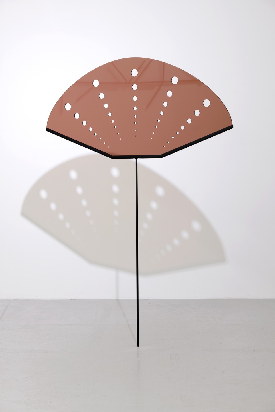 Installation composé de plusieurs éléments inspirés par des phénomènes naturels : levé du soleil, réverbération de l’eau et traces de main dans le sable. Semblant en lévitation, les deux sculptures principales produisent des effets de lumières et de reflets. Le Plexiglas cuivré, utilisé dans la fabrication de hublot de navire, permet de voir l’exposition par ce prisme coloré.