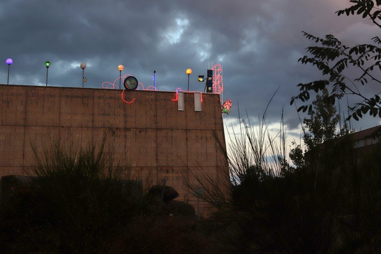 Œuvre monumentale composée d'éléments lumineux (enseignes, réverbères, etc.) au sommet d'une centrale hydro électrique