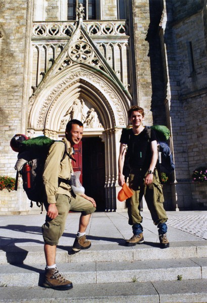 Photo de deux hommes devant une cathédrale