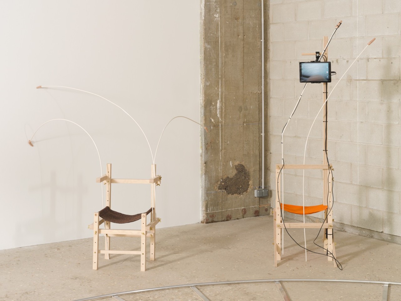Hedwig Houben, L’indomptable Main (chaises), 2025