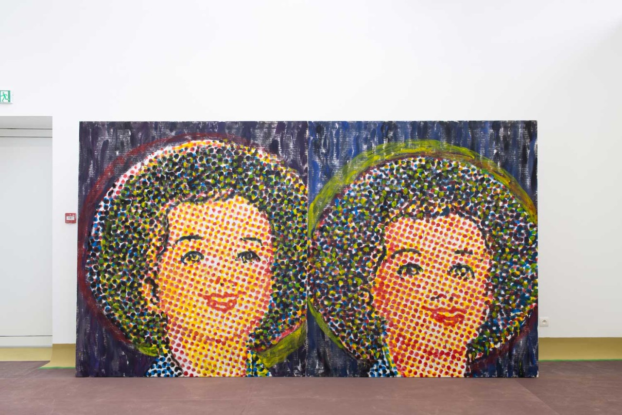 L'oeuvre est composée de deux peinture acrylique sur feutre synthétique de 200 centimètres de haut pour 180 centimètres de large chacune. On y voit un portrait féminin avec une permanente.