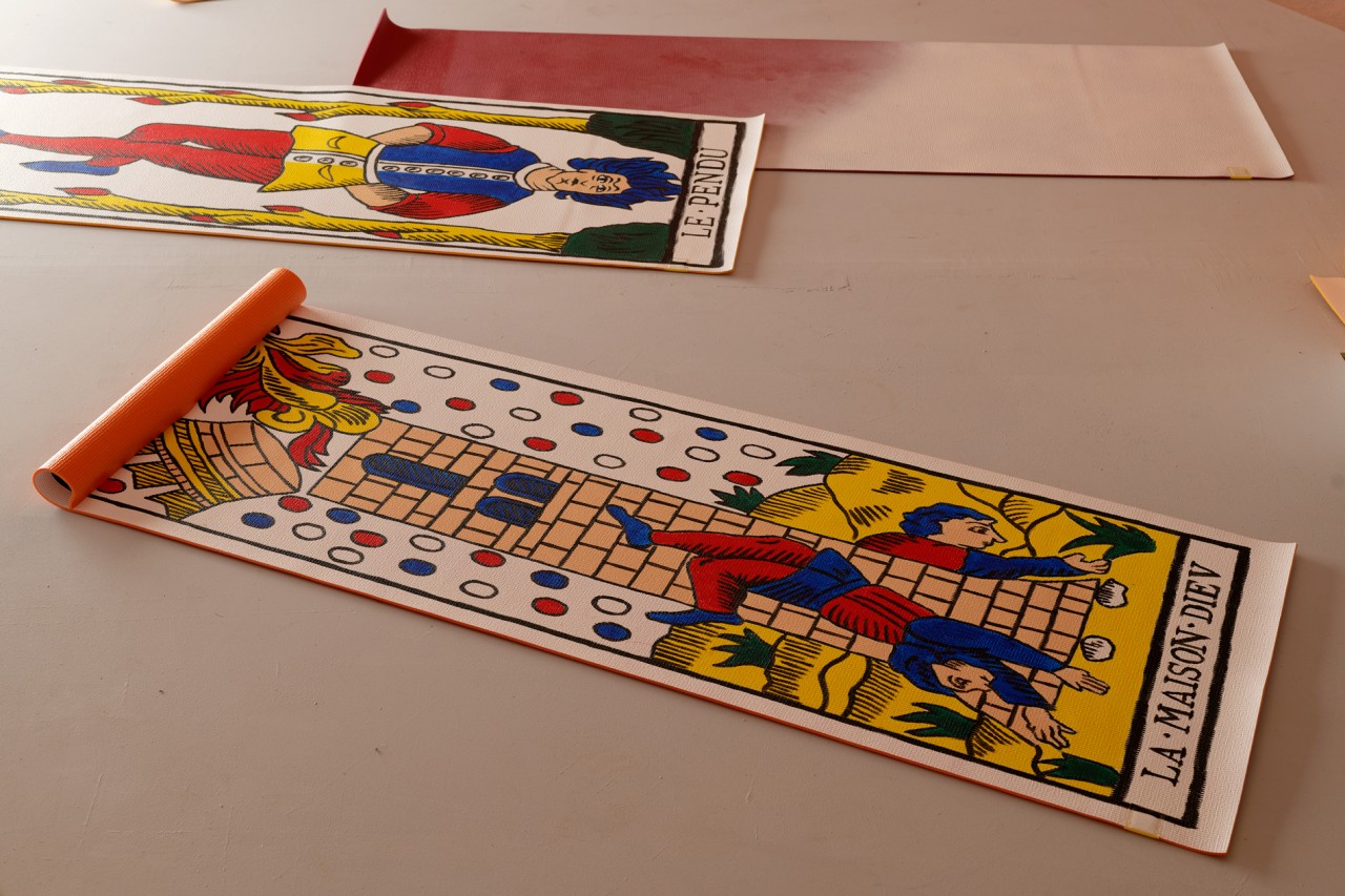 L’exposition devient espace à jouer et à pratiquer où les arcanes du tarot de Marseille se déroulent sur des tapis de yoga, où la tempérance et le Diable partagent l’affiche d’un docu-fiction avec une danseuse ayant vécu en Inde.