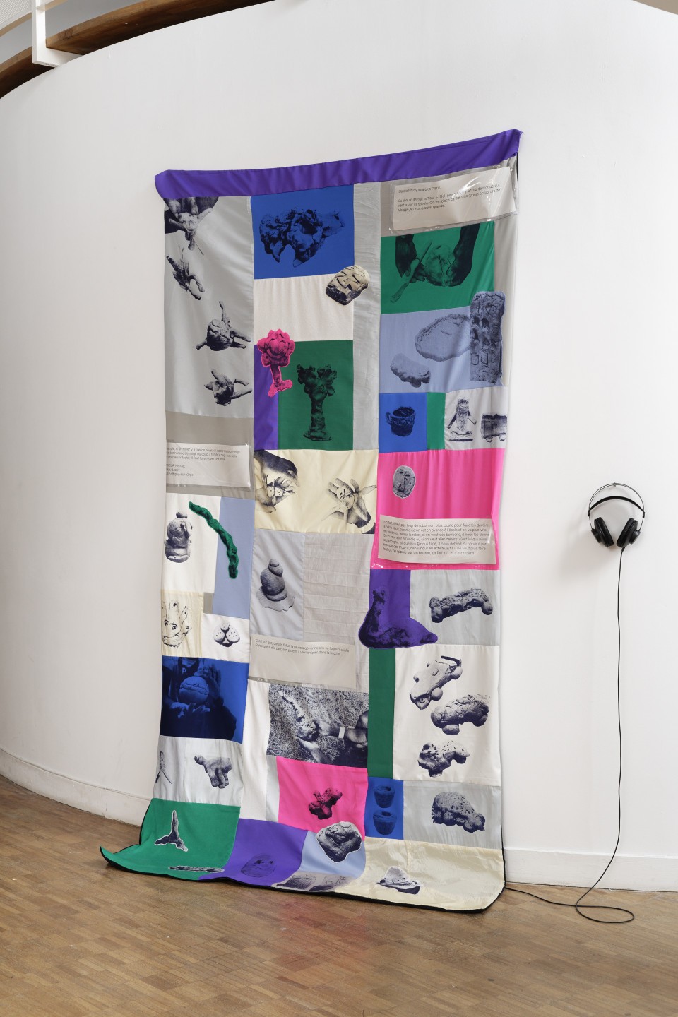 Laura Burucoa, « La poterie dans l'herbe », 2021, production CAC Brétigny, vue de l'exposition « En attendant les voitures volantes », Laura Burucao.