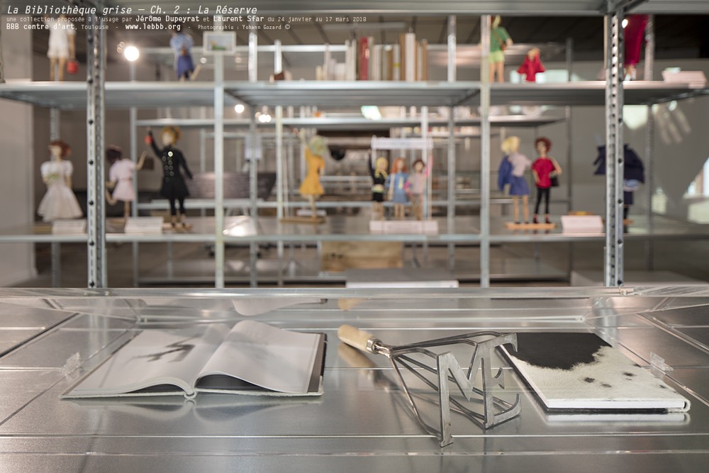 Jérôme Dupeyrat et Laurent Sfar, La publication, 2018. Vue de « La Bibliothèque Grise - Ch : 2 La Réserve », une collection proposée à l'usage par Jérôme Dupeyrat et Larent Sfar, BBB centre d'art, 2018.