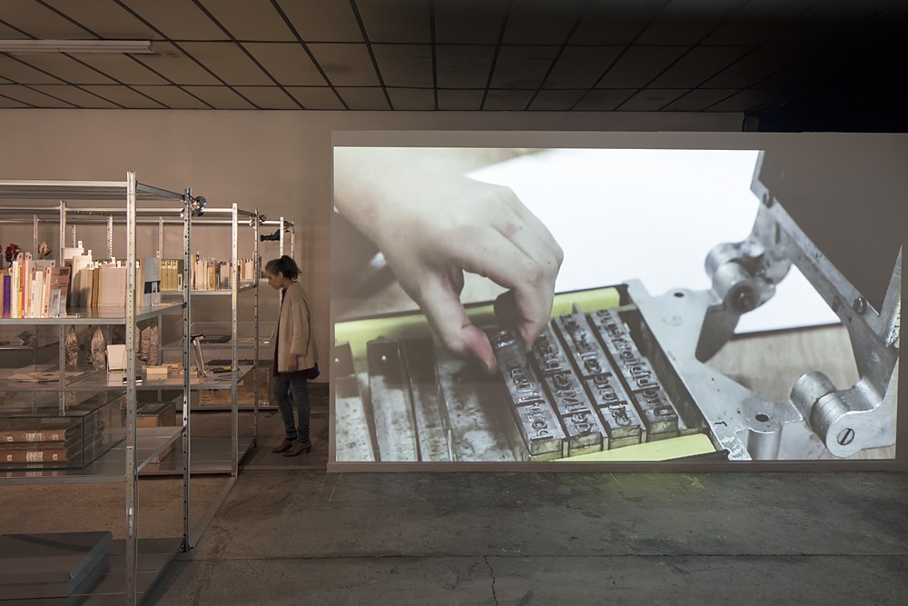 Jérôme Dupeyrat et Laurent Sfar, La réserve, 2017-2018. Vue de « La Bibliothèque Grise - Ch : 2 La Réserve », une collection proposée à l'usage par Jérôme Dupeyrat et Larent Sfar, BBB centre d'art, 2018.
