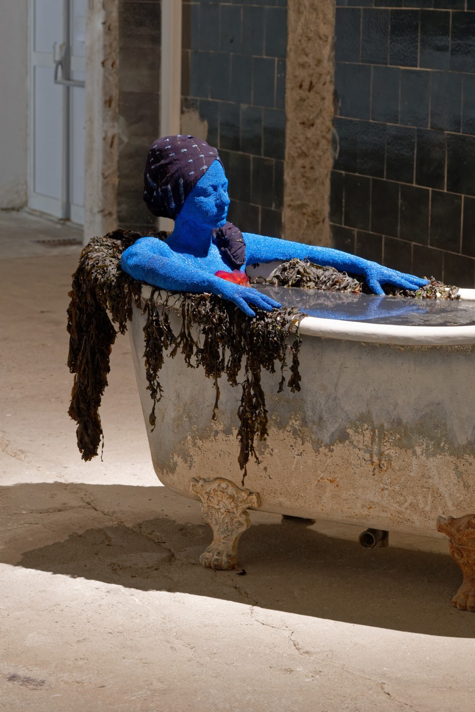 « Qui est Mami Wata ? Pas une sorcière, pas un mythe. Une divinité de la nature elle-même. Sont-ce les eaux noires qui nous font peur, ou notre reflet qui s’y dessine ? Est-ce un type de femme qui soit mauvais, ou le simple fait que celle-ci nous renvoie frontalement à notre ego ? De la vérité sortant du puits, à la fable des 7 miroirs de l’âme, voilà qui est Lady Mirror : ce que l’on choisit de voir, et finalement notre propre reflet. »