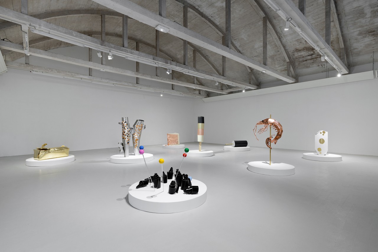 Au premier étage du centre d’art, des sculptures en métal sont exposées à la manière de plats de restaurant, dévoilant des mets issus d’une gastronomie fantasmée. Caroline Mesquita s’engouffre dans une représentation figurative fantastique et onirique.